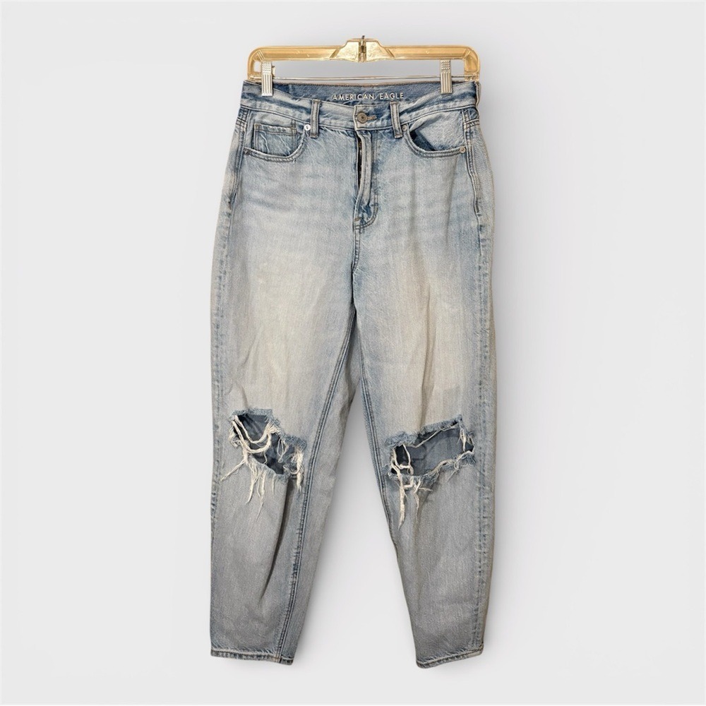 American Eagle High Waisted Mom Jeans Light Wash Distressed grunge sleaze Size 4